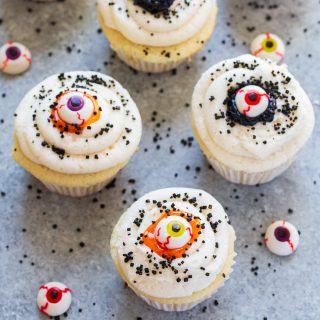 Eyeball Halloween Cupcakes - Strawberry Blondie Kitchen
