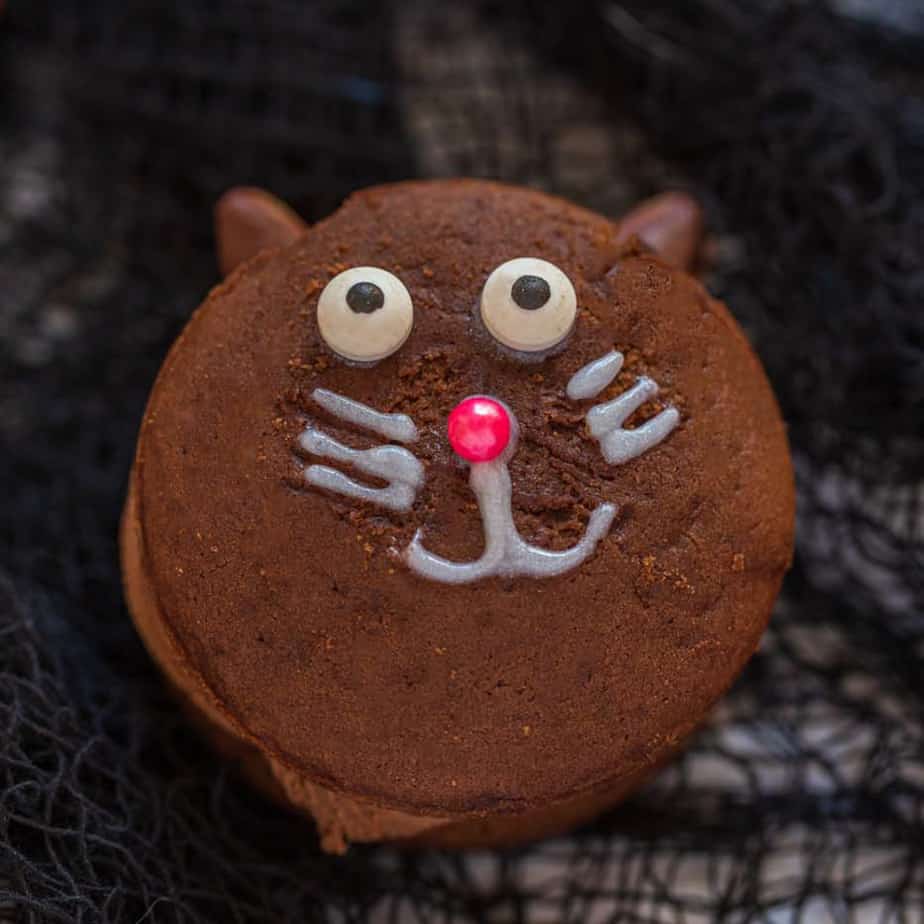 https://www.strawberryblondiekitchen.com/wp-content/uploads/2020/10/Black-Cat-Whoopie-Pies-8113-2.jpg